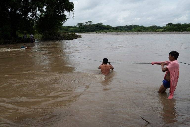 Hondureños cruzan río hacia El Salvador