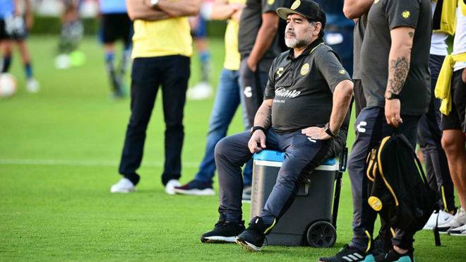 Maradona con serias dificultades para caminar