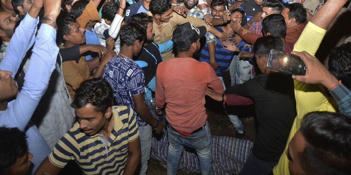 Tren arrolla a multitud en la India; hay al menos 50 muertos Tren arrolla a multitud en la India; hay al menos 50 muertos