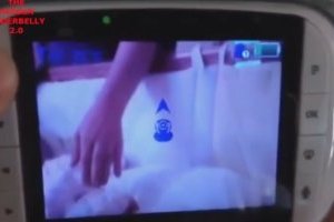 Para morir de miedo: padres miraban dormir a su bebé recién nacido pero descubrieron un espeluznante compañero