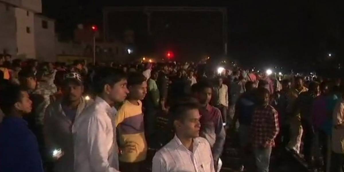 Tren arrolla a multitud en la India; reportan al menos 50 muertos