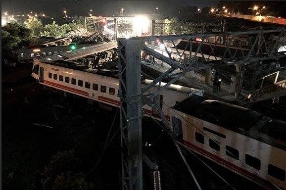 Un tren se descarrila en Taiwán; deja 22 muertos y 171 heridos Un tren se descarrila en Taiwán; deja 22 muertos y 171 heridos