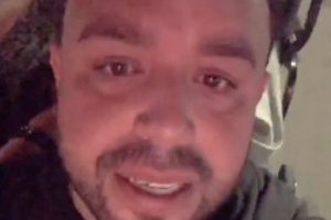Madre de Molusco le propina chancletazo en pleno show