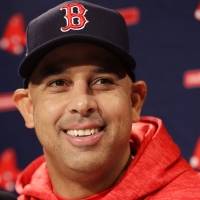 Medias Rojas extienden contrato de su dirigente Alex Cora hasta 2024