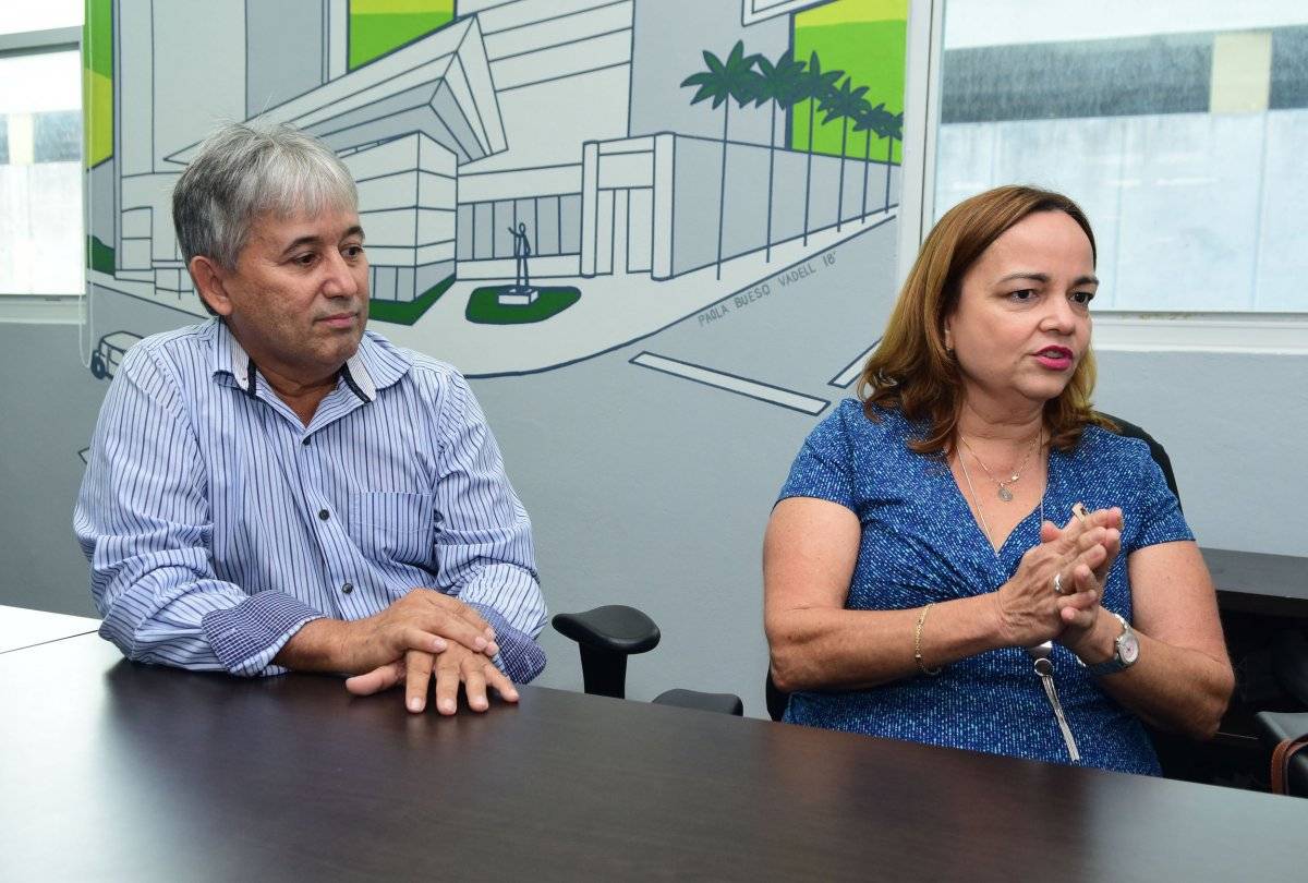 En la foto, Nelson González (izquierda) y Leticia N. López (derecha), ambos de la Asociación Puertorriqueña de Ayuda al Paciente de Psoriasis / Foto: Dennis Jones