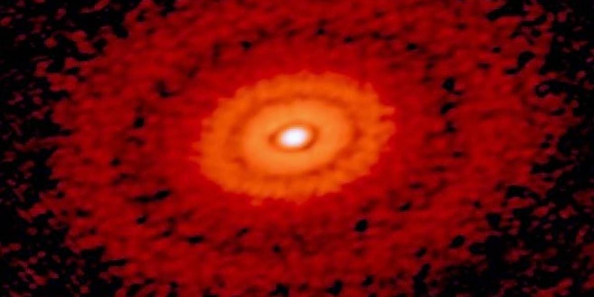 Descubren cuatro planetas gigantescos orbitando un extraño “sistema solar”