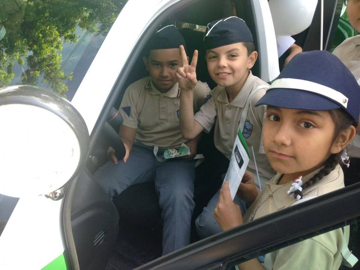 Más de mil niños recibieron "coscachos" de Carabineros: no se preocupe, no es un golpe, es parte del uniforme escolar