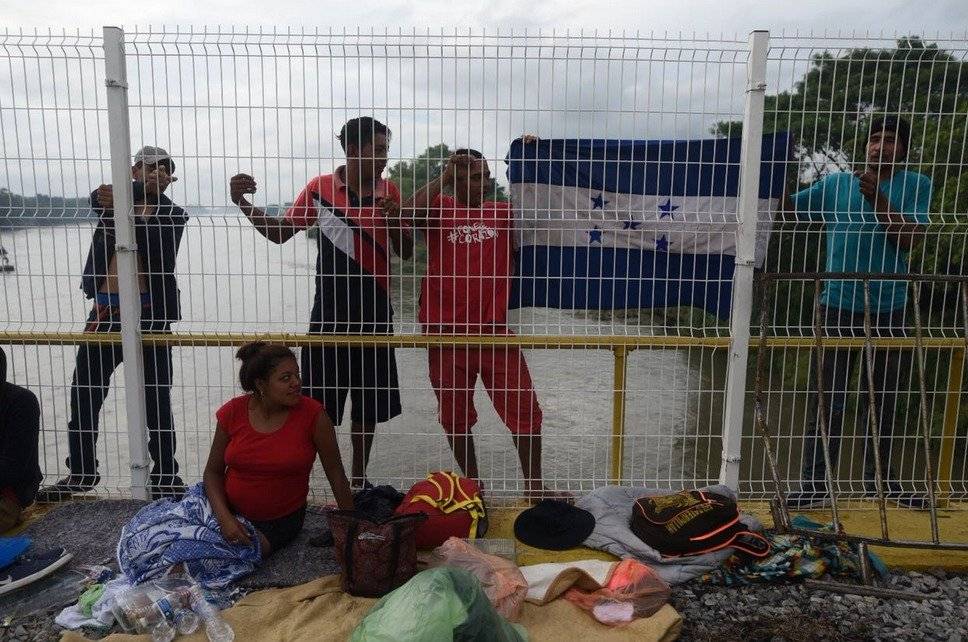 Decenas de hondureños esperan en la frontera entre México y Guatemala para obtener el permiso para seguir con su travesía.