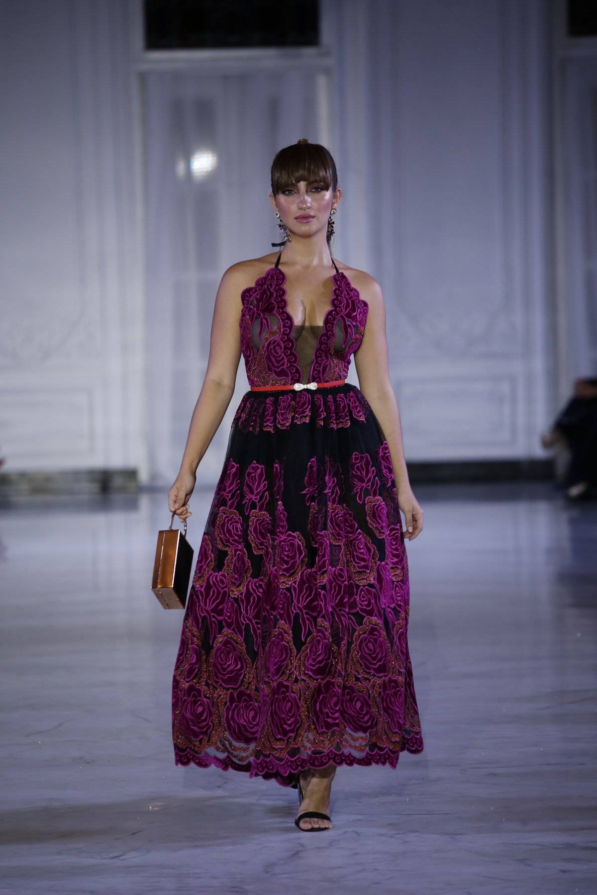 Vestido al tobillo en tul negro de rosas bordado en velvet / Foto: SanJuan Moda-Jessica Cristina