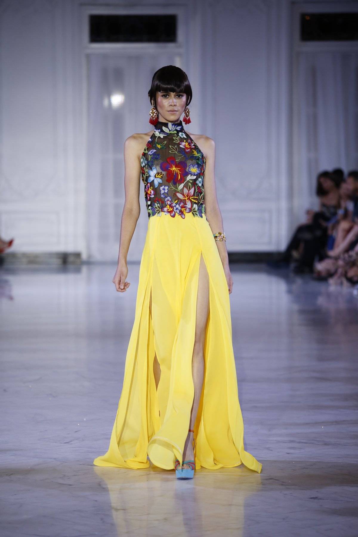 Vestido en tul estampado en flores con falda abierta en georgette amarillo / Foto: SanJuan Moda-Jessica Cristina