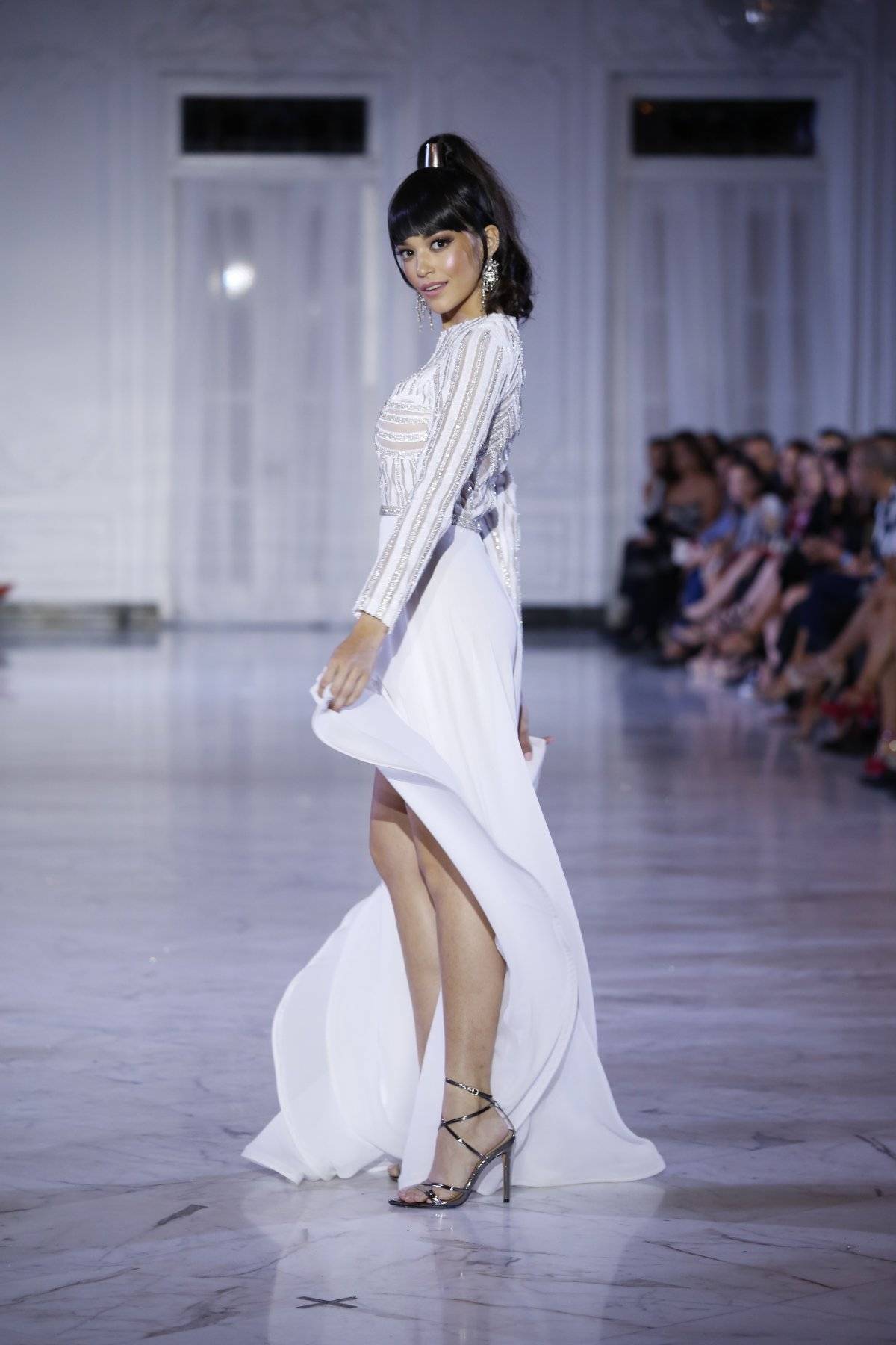 Vestido en tul asimétrico con bordado en franjas y falda abierta en georgette / Foto: SanJuan Moda-Jessica Cristina