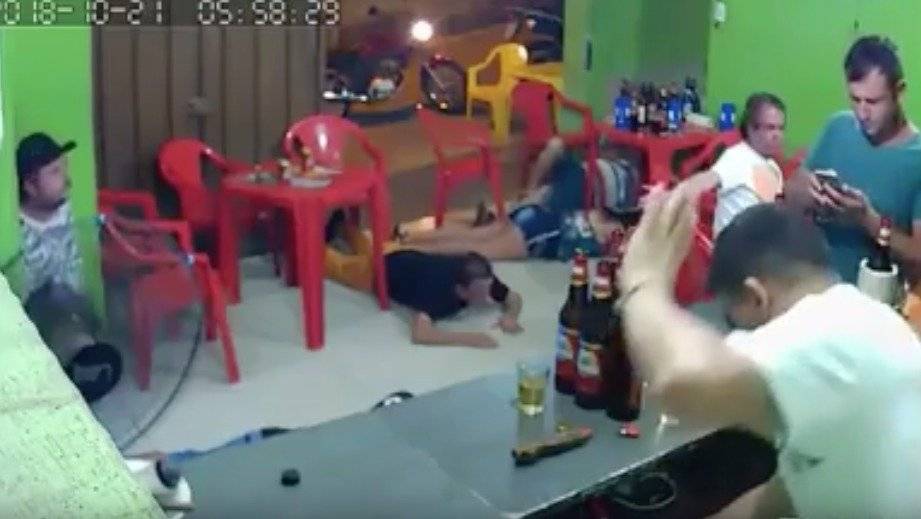 Atracan un bar en Brasil y un cliente no se da cuenta por estar mirando el celular