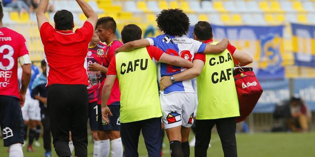 En Chile, un futbolista celebró su gol pidiendo matrimonio a su novia En Chile, un futbolista celebró su gol pidiendo matrimonio a su novia