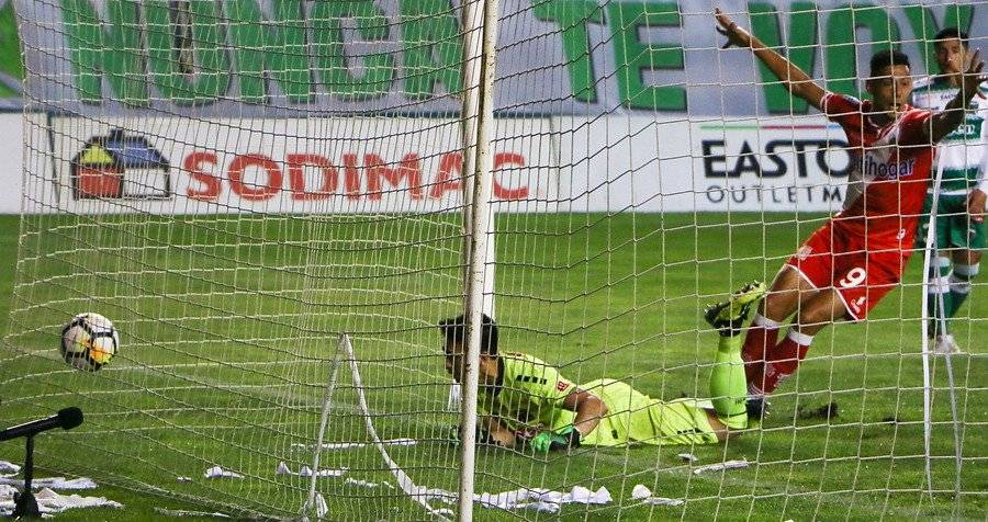 El arquero José Luis Gamonal vivió un ingrato partido en la derrota 2-1 de Temuco ante Curicó / Foto: Agencia UNO