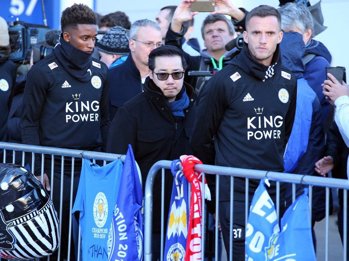 jugadores del Leicester City rindieron homenaje este lunes al presidente del equipo. La mujer del presidente, Aimon, y su hijo, Aiyawat, que además es vicepresidente del equipo, se unieron al acto
