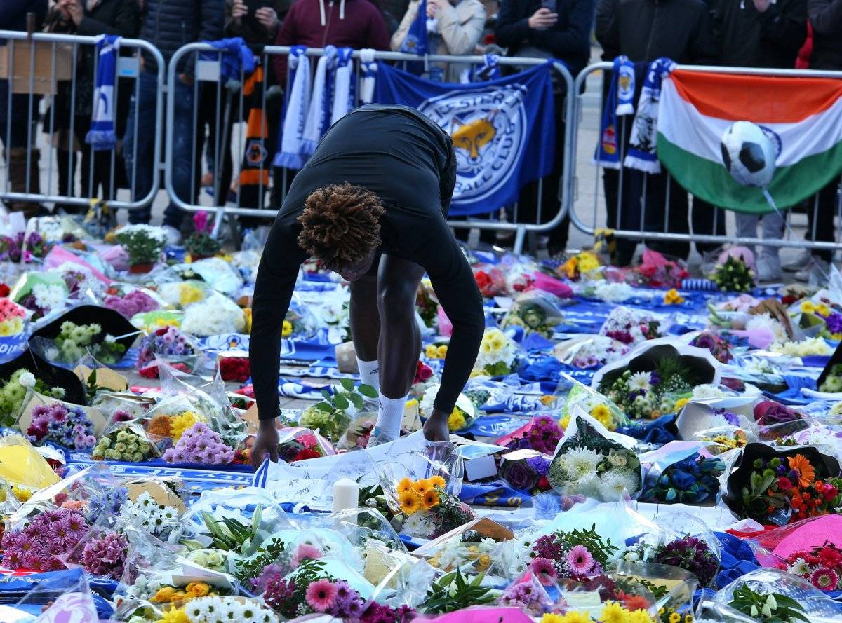 jugadores del Leicester City rindieron homenaje este lunes al presidente del equipo. La mujer del presidente, Aimon, y su hijo, Aiyawat, que además es vicepresidente del equipo, se unieron al acto