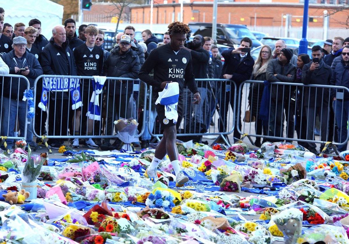 jugadores del Leicester City rindieron homenaje este lunes al presidente del equipo. La mujer del presidente, Aimon, y su hijo, Aiyawat, que además es vicepresidente del equipo, se unieron al acto