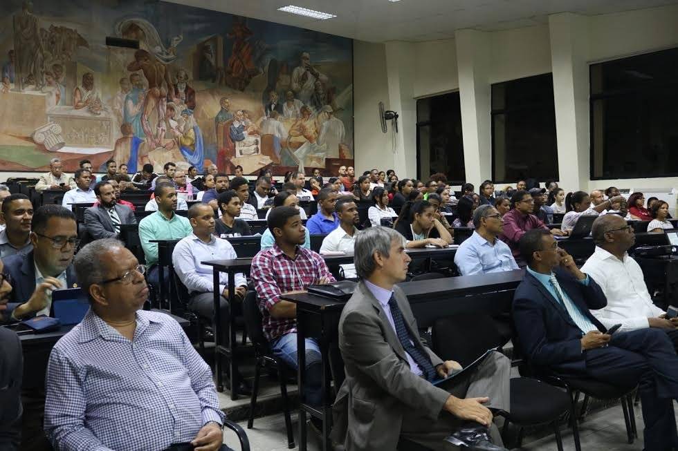 Público de la conferencia, auditorio de la UASD