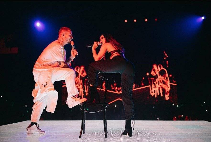 J Balvin y Anitta suben la temperatura con sensual baile en pleno concierto