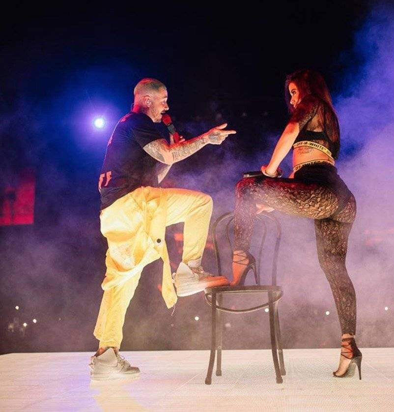 J Balvin y Anitta suben la temperatura con sensual baile en pleno concierto
