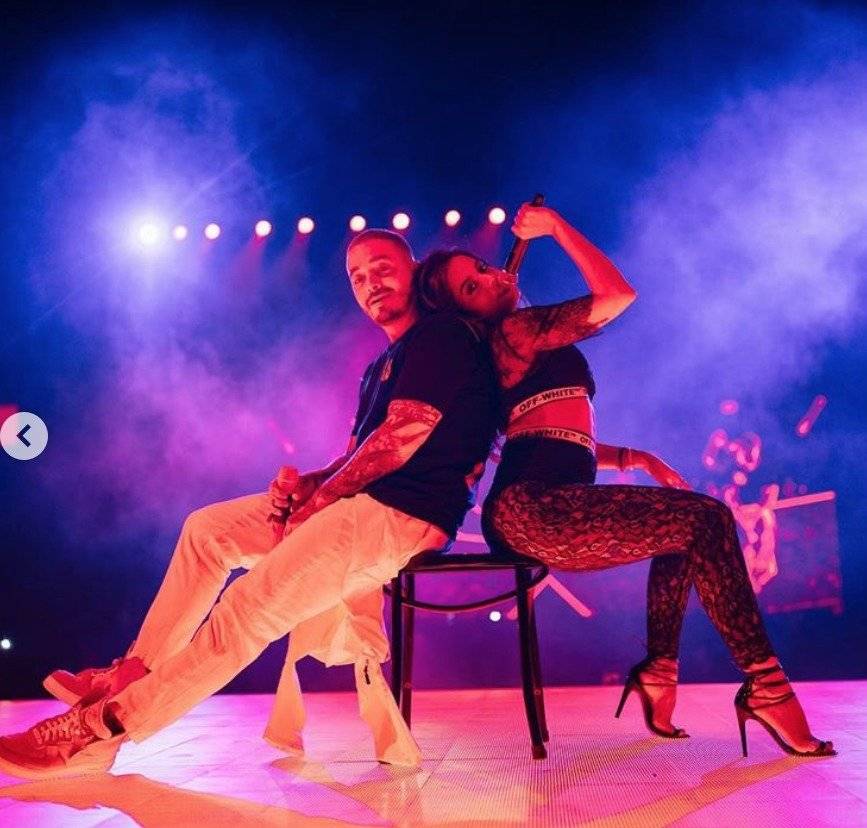 J Balvin y Anitta suben la temperatura con sensual baile en pleno concierto