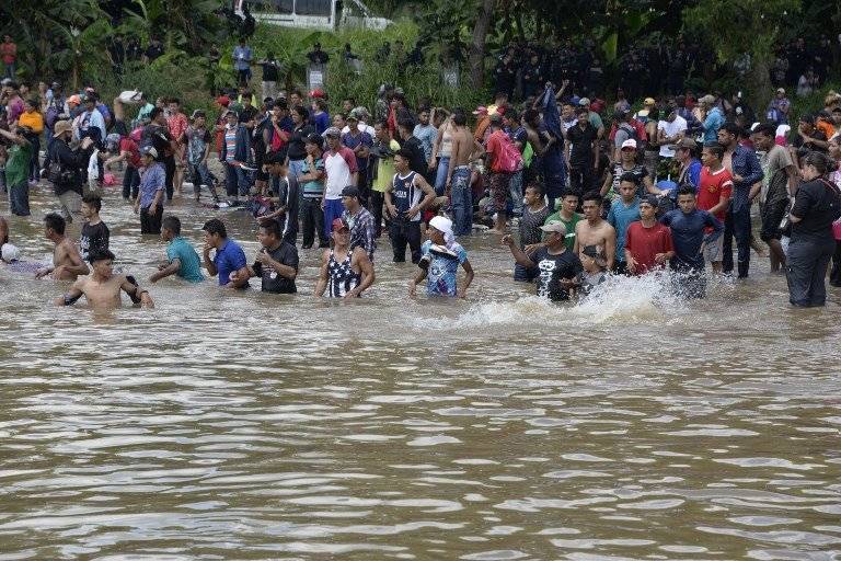 Centenares de migrantes hondureños se lanzan a río fronterizo e ingresan a México