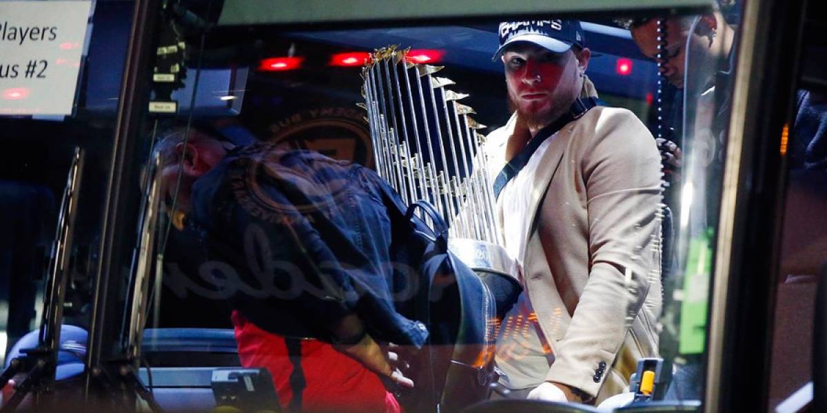 Medias Rojas regresan al Fenway Park con el trofeo