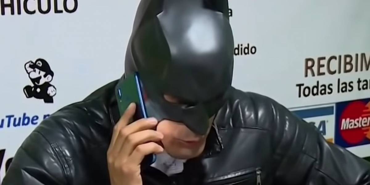 El "Batman colombiano" que se dedica a recuperar motocicletas robadas