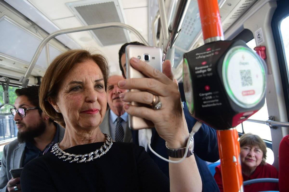 Gloria Hutt probando uno de los buses eléctricos