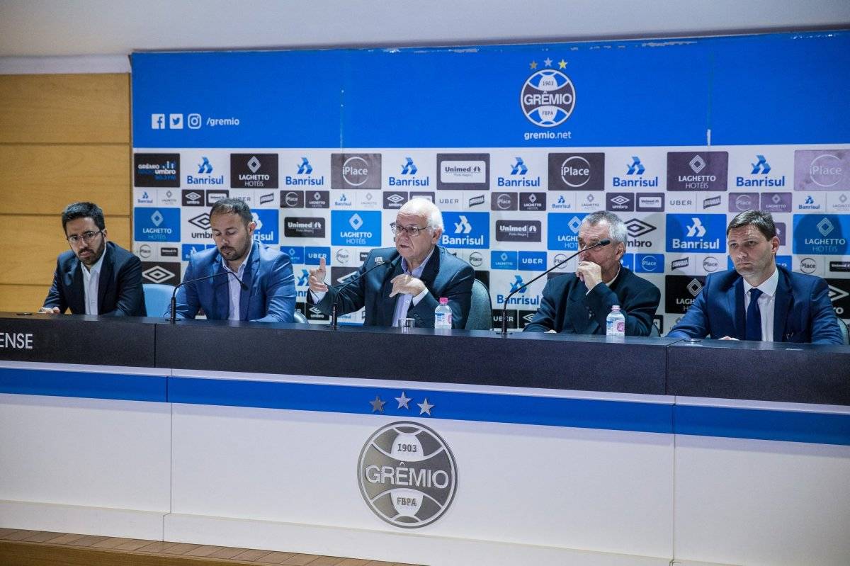 Romildo Bolzan, presidente de Gremio (al centro), dio una conferencia de prensa para explicar el reclamo con el club busca llegar a la final de la Libertadores / Foto: @Gremio