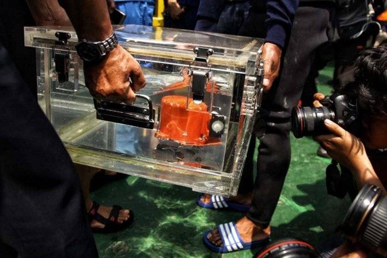 Hallan caja negra de avión indonesio accidentado