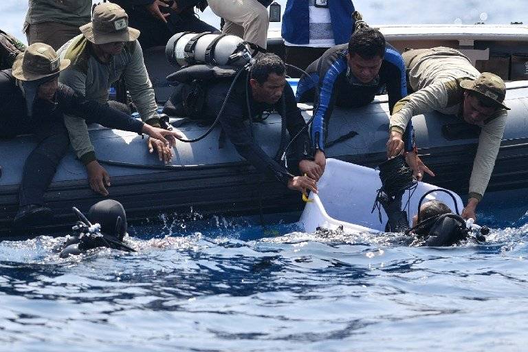 Hallan caja negra de avión indonesio accidentado