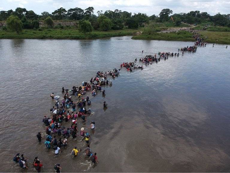 migrantes salvadoreños cruzan río Suchiate