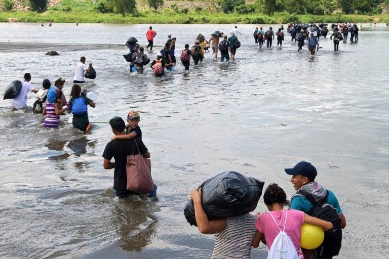 migrantes salvadoreños cruzan río Suchiate