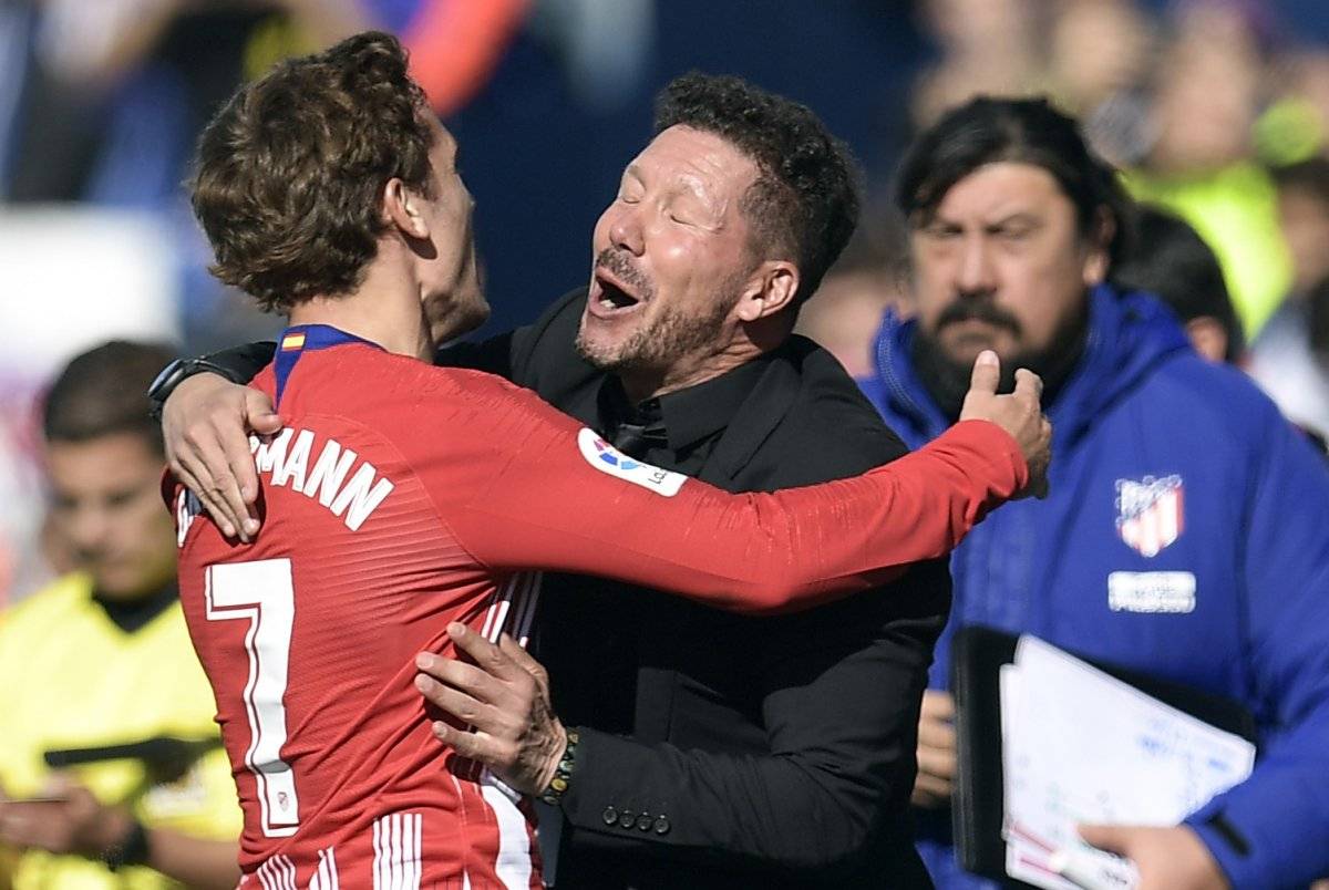 Griezmann festeja con el técnico Diego Simeone