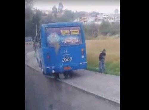 Bus de servicio público invade vereda por rebasar tráfico en el centro de la ciudad