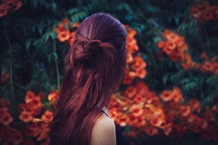 cabello color vino tinto