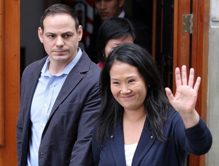 Keiko Fujimori saludando