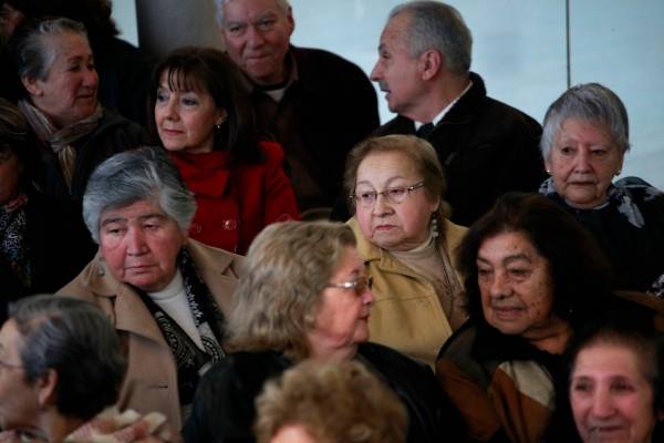 Perú aprueba segundo retiro de fondos de pensiones para paliar crisis de coronavirus