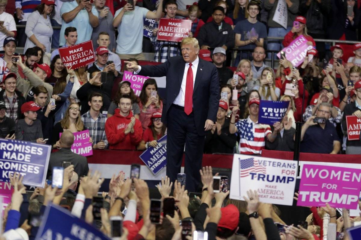 El presidente Donald Trump habla en un mitin de campaña en el Allen County War Memorial Coliseum en Fort Wayne, Indiana, el lunes 5 de noviembre de 2018. (Foto de AP / Michael Conroy)