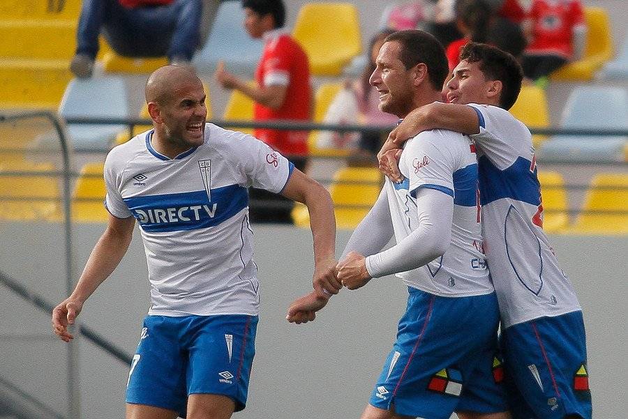 Luciano Aued ha sido un padrino dentro y fuera de la cancha de Ignacio Saavedra, una de las grandes apariciones juveniles de la UC en 2018 / Foto: Agencia UNO