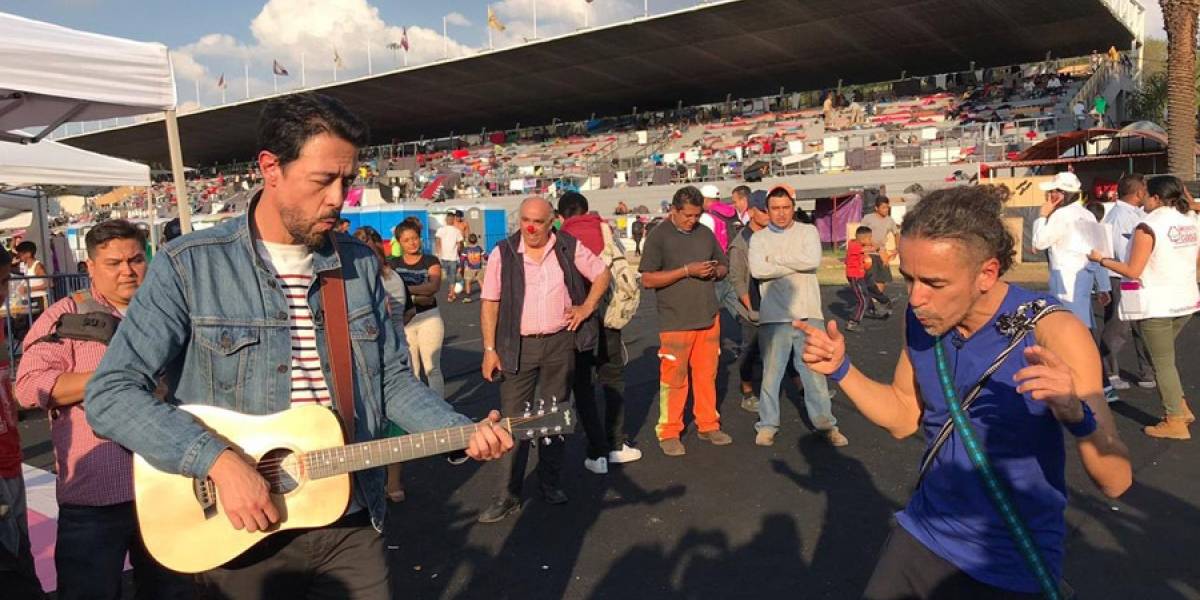 VIDEO. Café Tacvba visita albergue de Caravana Migrante y da concierto