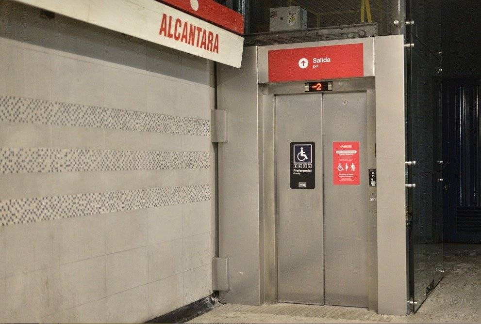 Metro en estación Alcántara