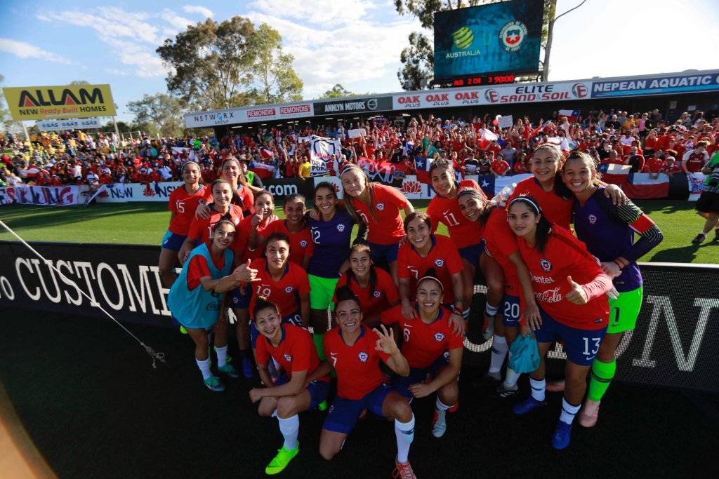 La Roja tuvo mucho apoyo de hinchas chilenos en su triunfo 3-2 sobre Australia en Penrith / Foto: @LaRoja
