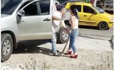 Enfrentó a la amante de su marido con un bate