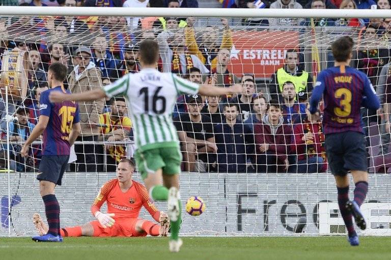 Gol del Betis contra el Barcelona