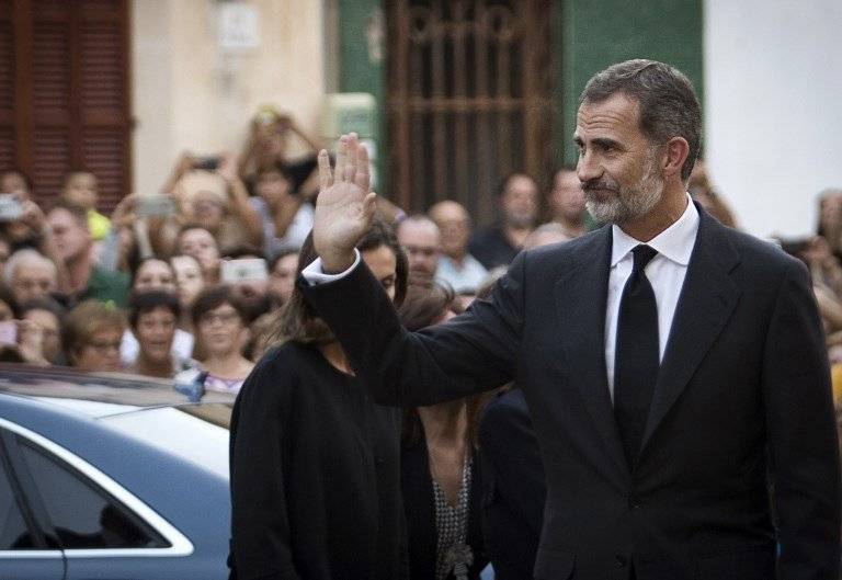 Rey Felipe VI saludando
