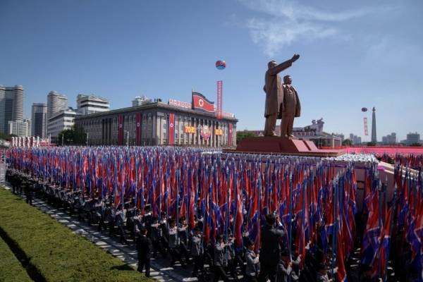 Kim Jong Un inspecciona el desarrollo de arma Kim Jong Un inspecciona el desarrollo de arma