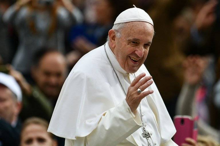 Papa Francisco saludando