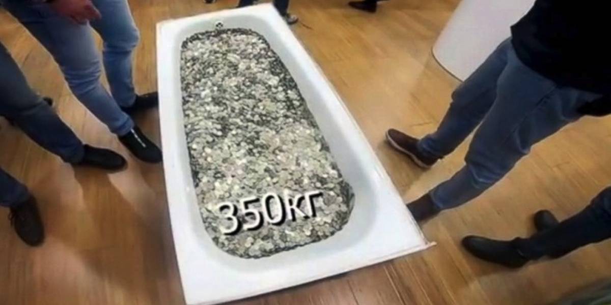 ¡Qué agradable sujeto! Pagó su iPhone XS con una bañera llena de monedas